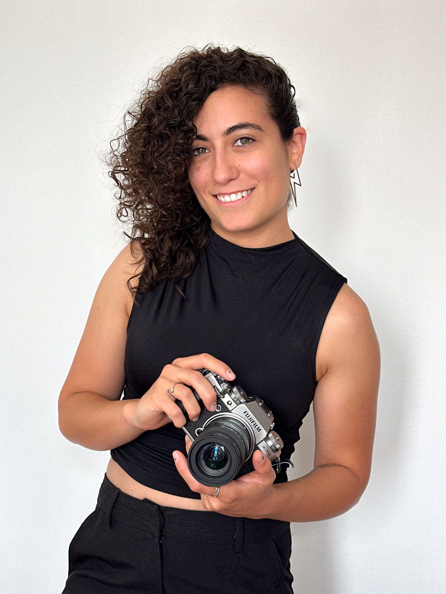 Merce Sierra, fotógrafa de bodas, con su cámara Fujifilm